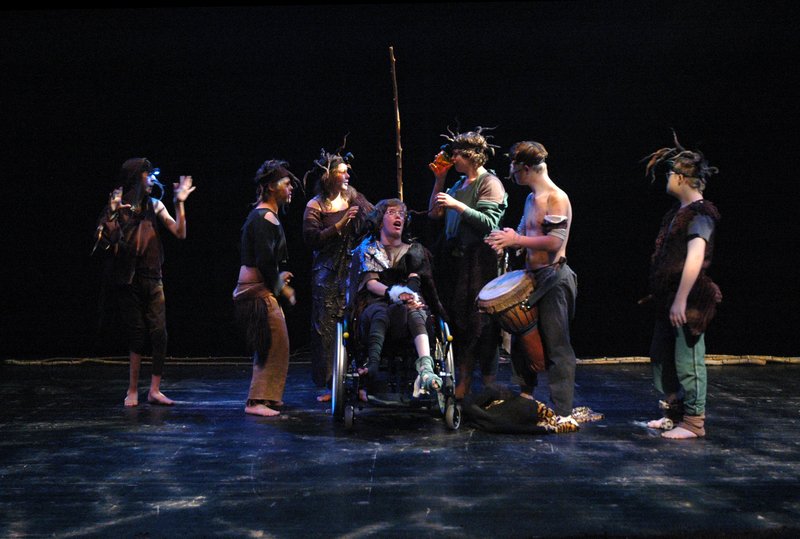 Szene von der Aufführung "Ein Sommernachtstraum" im Jahr 2007 6 stehende und ein im Rollstuhl sitzender junger Schauspieler mit phantasievollen Kostümen in einer Szene im Zauberwald