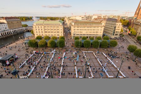 Der Rathausmarkt aus der Vogelperspektive mit der langen Tafel