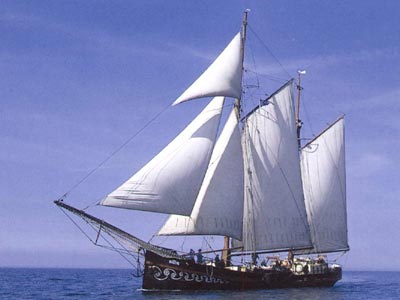 Ein historischer Zweimaster unter vollen Segeln Ein historischer Zweimaster unter vollen Segeln